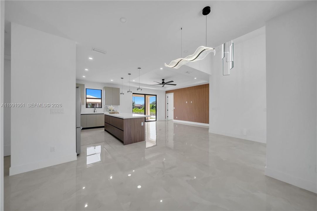 Activo con contrato: $389,000 (4 camas, 3 baños, 1778 Pies cuadrados)
