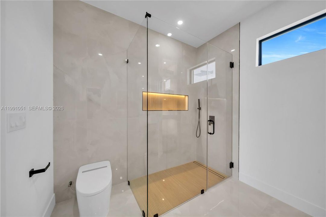 Activo con contrato: $389,000 (4 camas, 3 baños, 1778 Pies cuadrados)