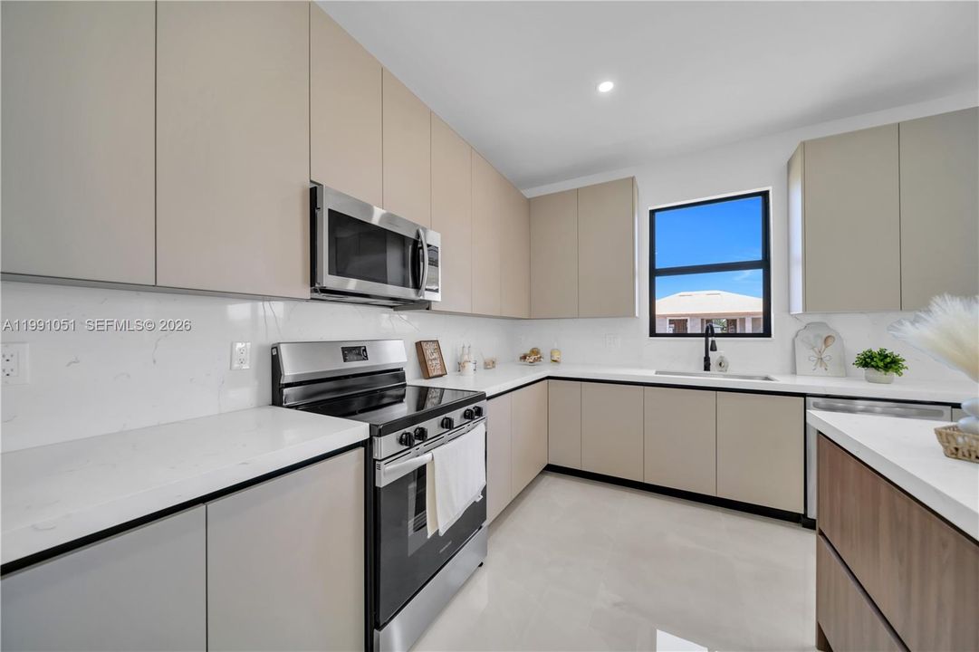 Activo con contrato: $389,000 (4 camas, 3 baños, 1778 Pies cuadrados)
