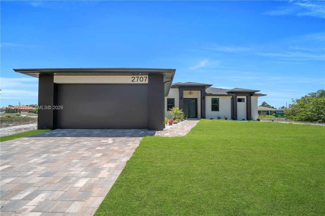 Activo con contrato: $389,000 (4 camas, 3 baños, 1778 Pies cuadrados)