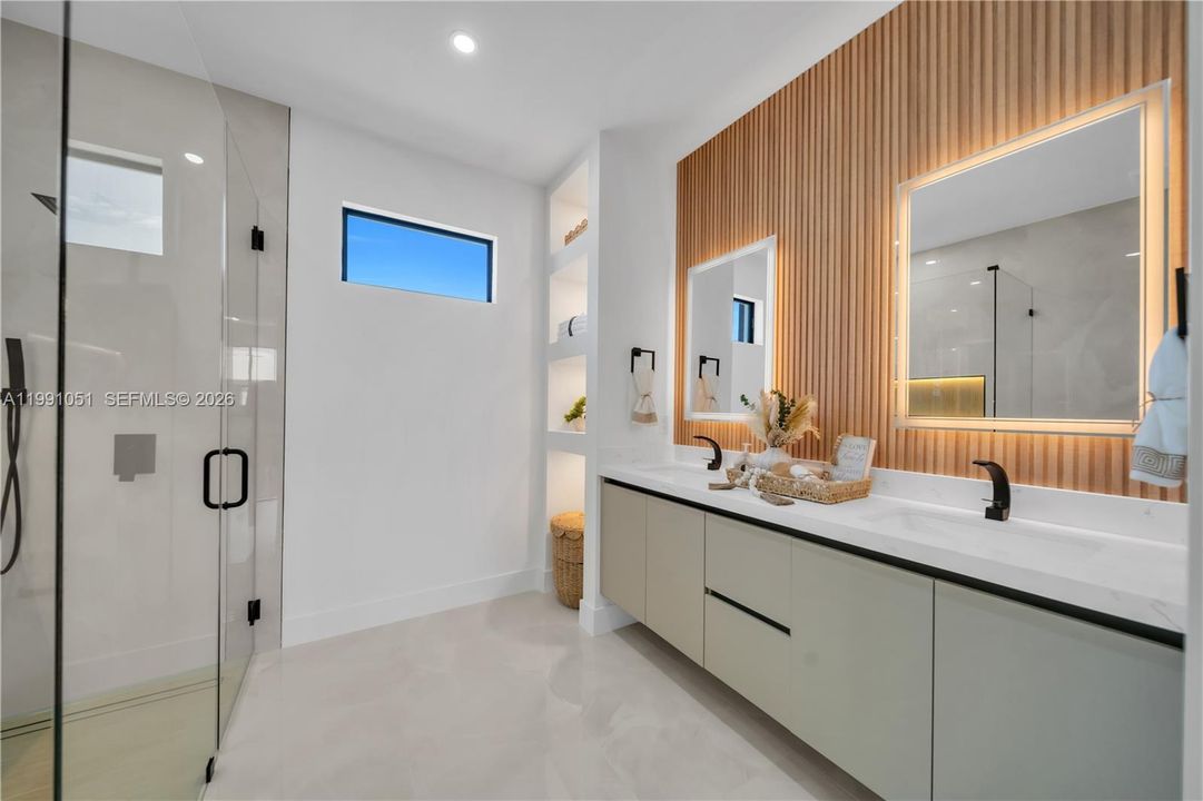 Activo con contrato: $389,000 (4 camas, 3 baños, 1778 Pies cuadrados)