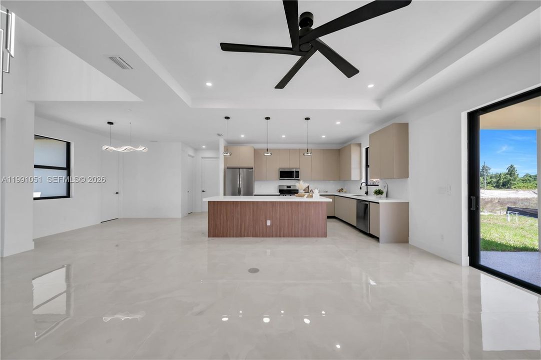 Activo con contrato: $389,000 (4 camas, 3 baños, 1778 Pies cuadrados)