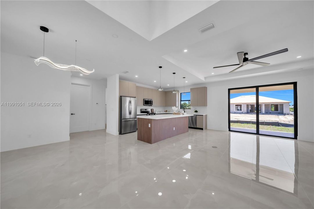 Activo con contrato: $389,000 (4 camas, 3 baños, 1778 Pies cuadrados)