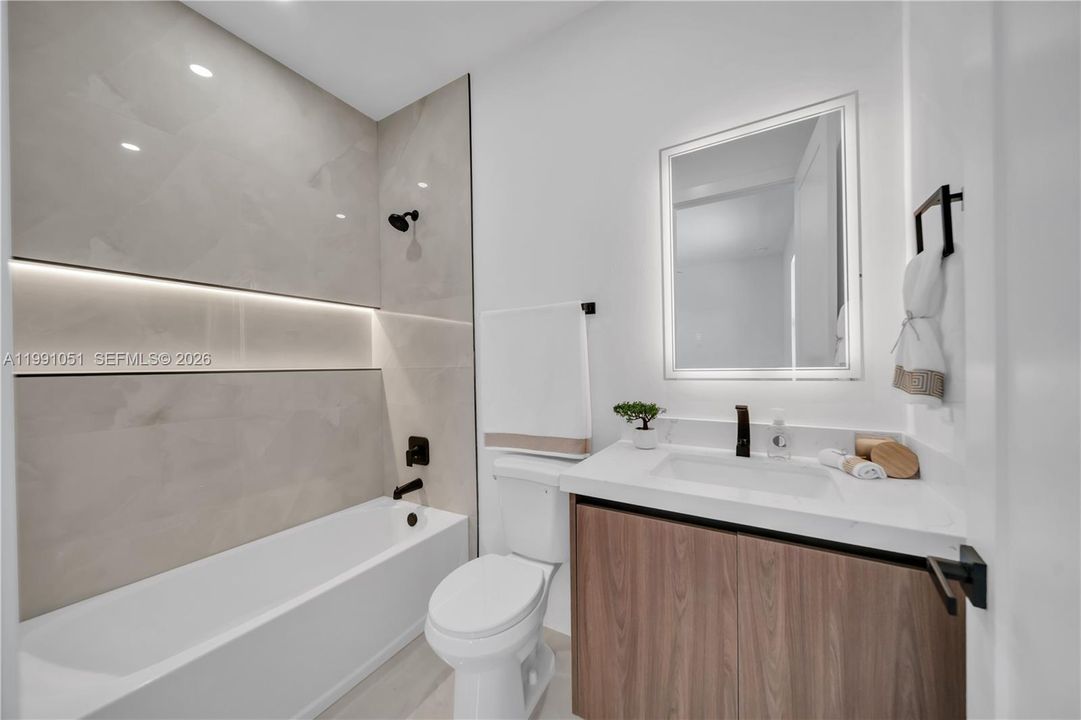 Activo con contrato: $389,000 (4 camas, 3 baños, 1778 Pies cuadrados)