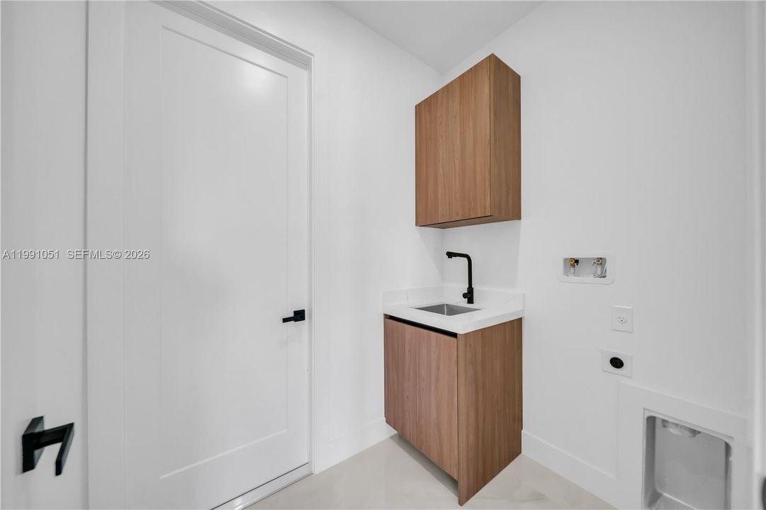 Activo con contrato: $389,000 (4 camas, 3 baños, 1778 Pies cuadrados)