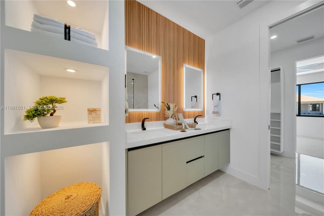 Activo con contrato: $389,000 (4 camas, 3 baños, 1778 Pies cuadrados)