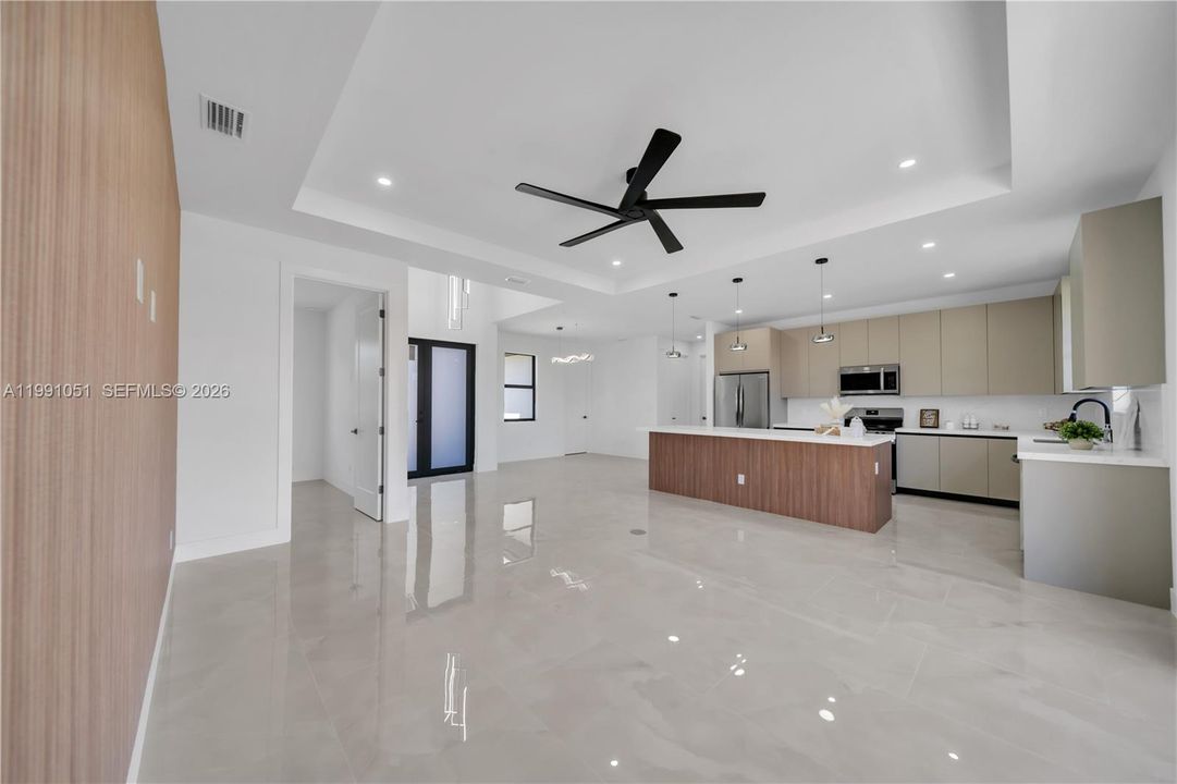 Activo con contrato: $389,000 (4 camas, 3 baños, 1778 Pies cuadrados)