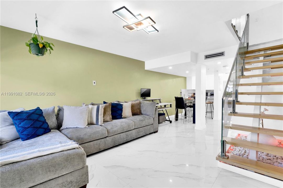 待售: $345,000 (2 贝兹, 1 浴室, 962 平方英尺)