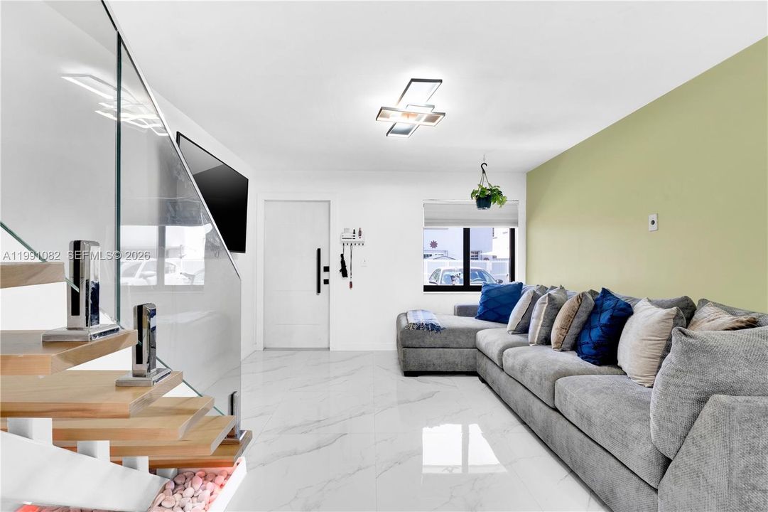 待售: $345,000 (2 贝兹, 1 浴室, 962 平方英尺)