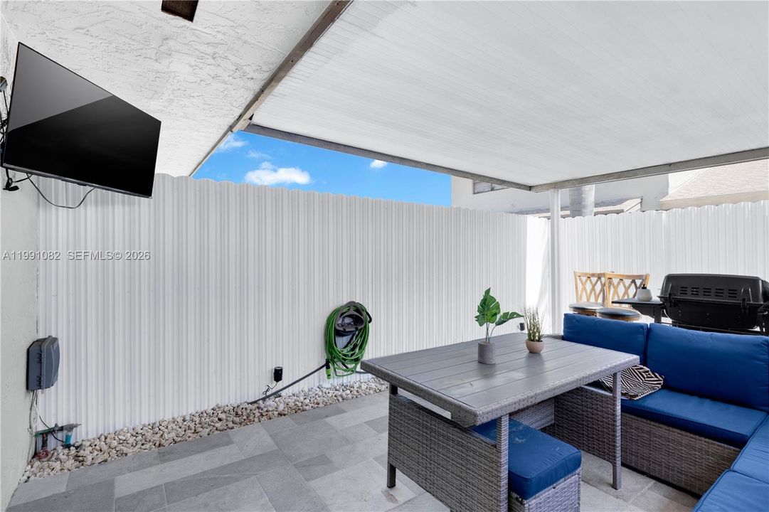 待售: $345,000 (2 贝兹, 1 浴室, 962 平方英尺)