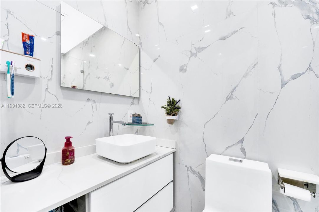 待售: $345,000 (2 贝兹, 1 浴室, 962 平方英尺)