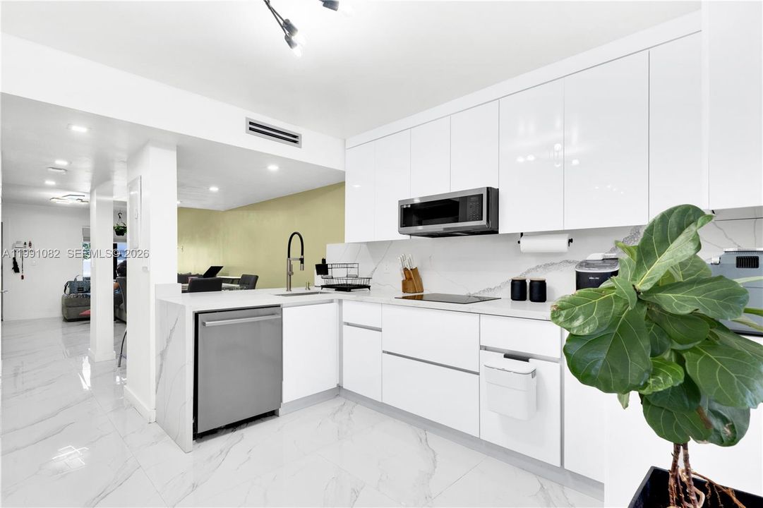 待售: $345,000 (2 贝兹, 1 浴室, 962 平方英尺)