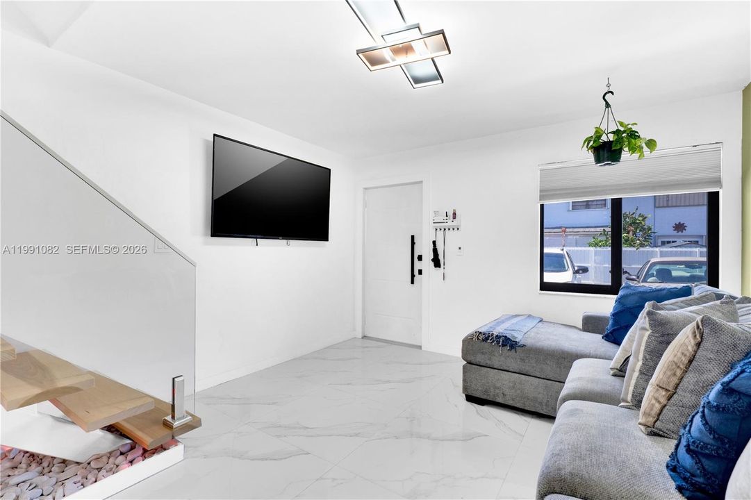 待售: $345,000 (2 贝兹, 1 浴室, 962 平方英尺)