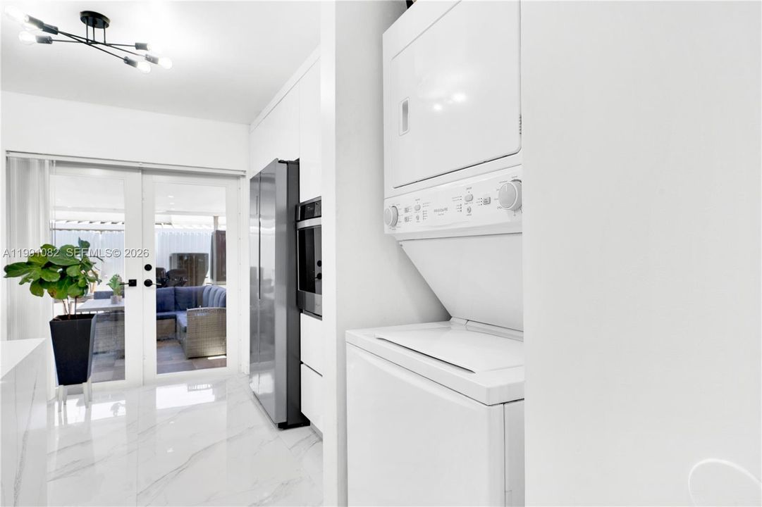 待售: $345,000 (2 贝兹, 1 浴室, 962 平方英尺)