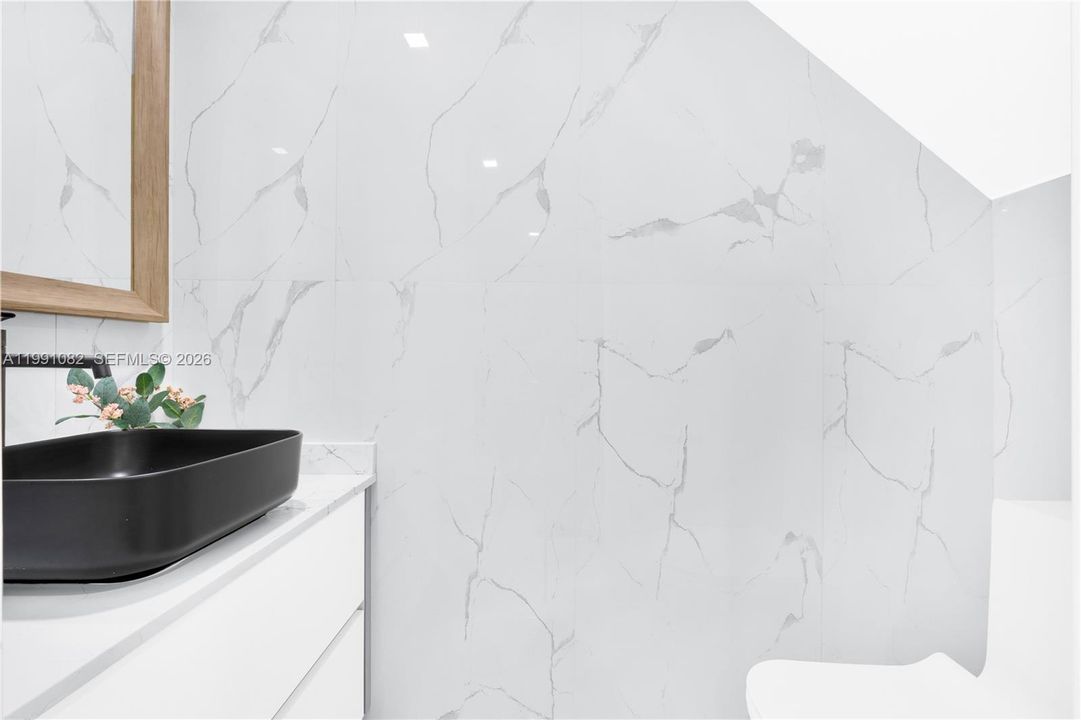 待售: $345,000 (2 贝兹, 1 浴室, 962 平方英尺)