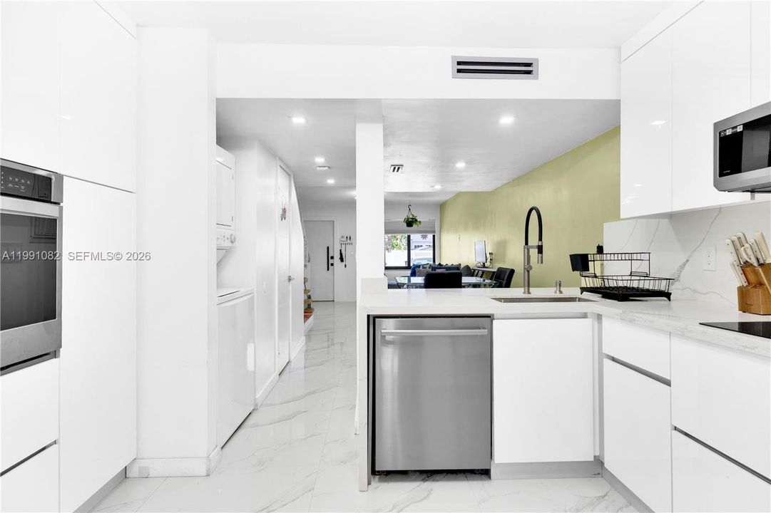 待售: $345,000 (2 贝兹, 1 浴室, 962 平方英尺)