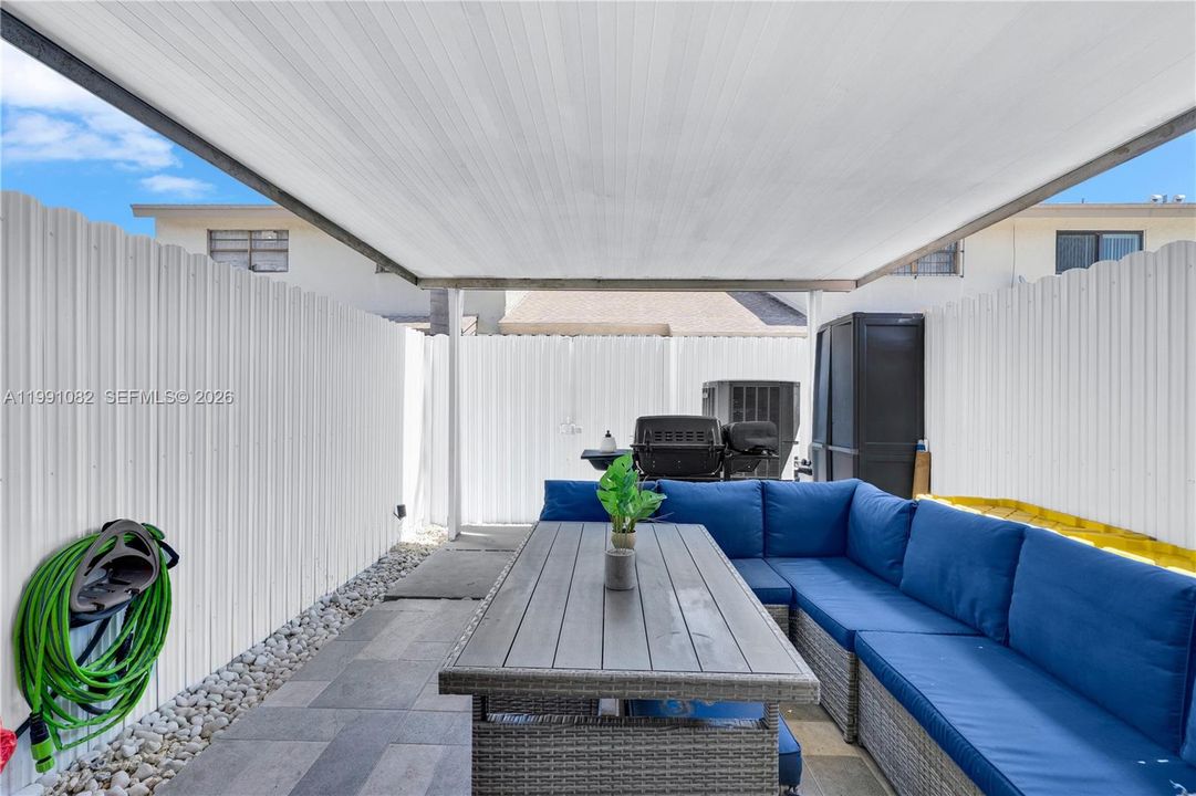 待售: $345,000 (2 贝兹, 1 浴室, 962 平方英尺)