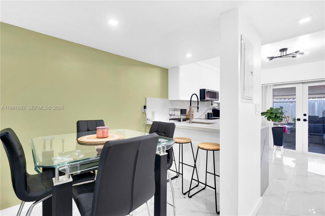 待售: $345,000 (2 贝兹, 1 浴室, 962 平方英尺)