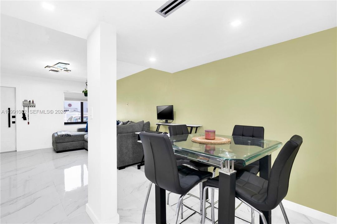 待售: $345,000 (2 贝兹, 1 浴室, 962 平方英尺)