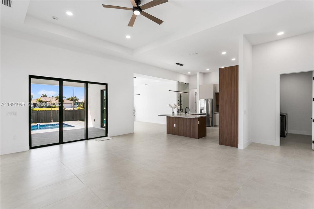 Spacious living room - open and bright!