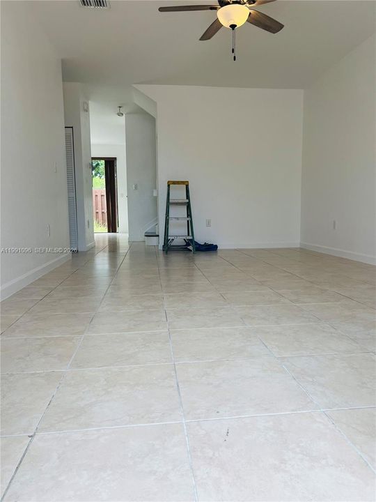 Activo con contrato: $3,700 (4 camas, 3 baños, 1736 Pies cuadrados)