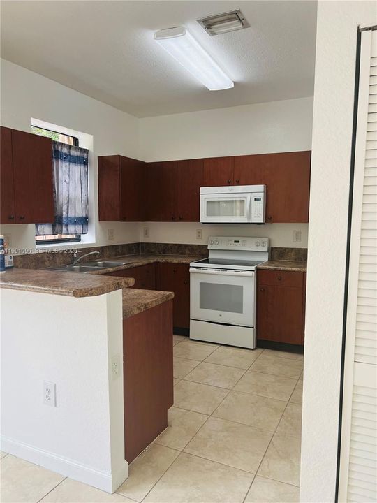 Activo con contrato: $3,700 (4 camas, 3 baños, 1736 Pies cuadrados)