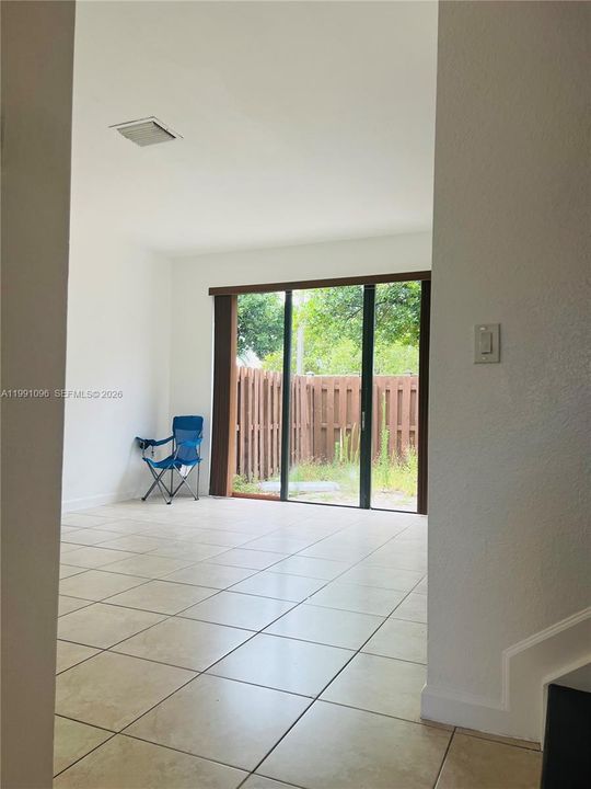 Activo con contrato: $3,700 (4 camas, 3 baños, 1736 Pies cuadrados)