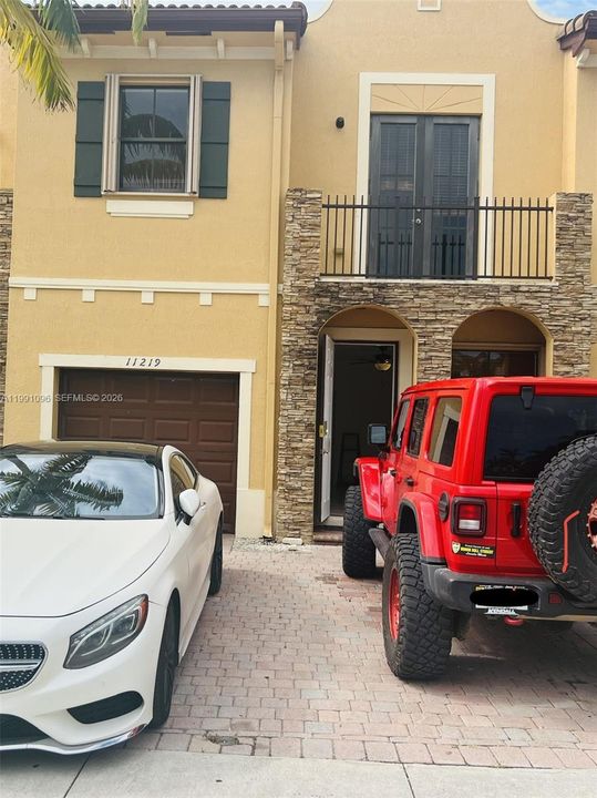 Activo con contrato: $3,700 (4 camas, 3 baños, 1736 Pies cuadrados)