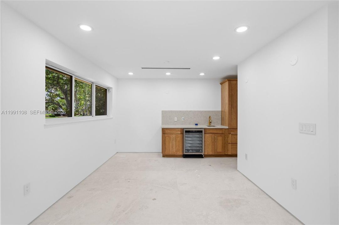 For Sale: $1,600,000 (3 beds, 2 baths, 2400 Square Feet)