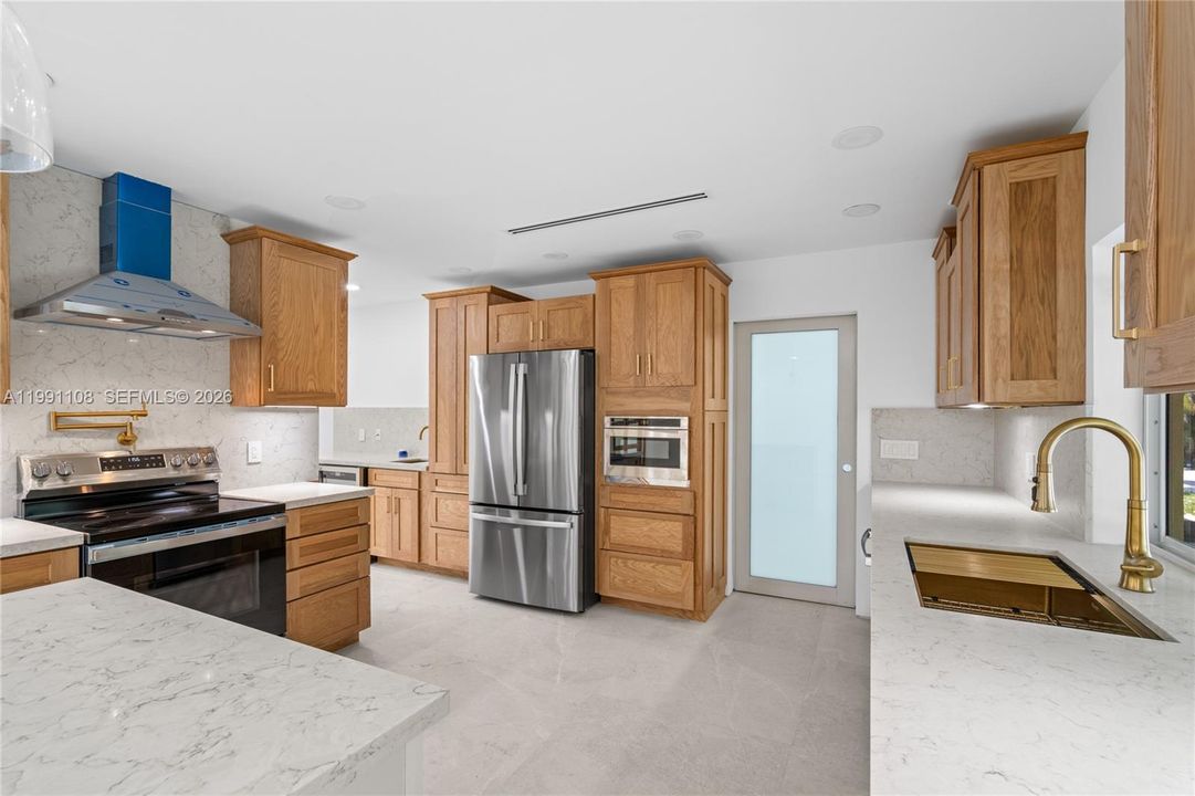 For Sale: $1,600,000 (3 beds, 2 baths, 2400 Square Feet)