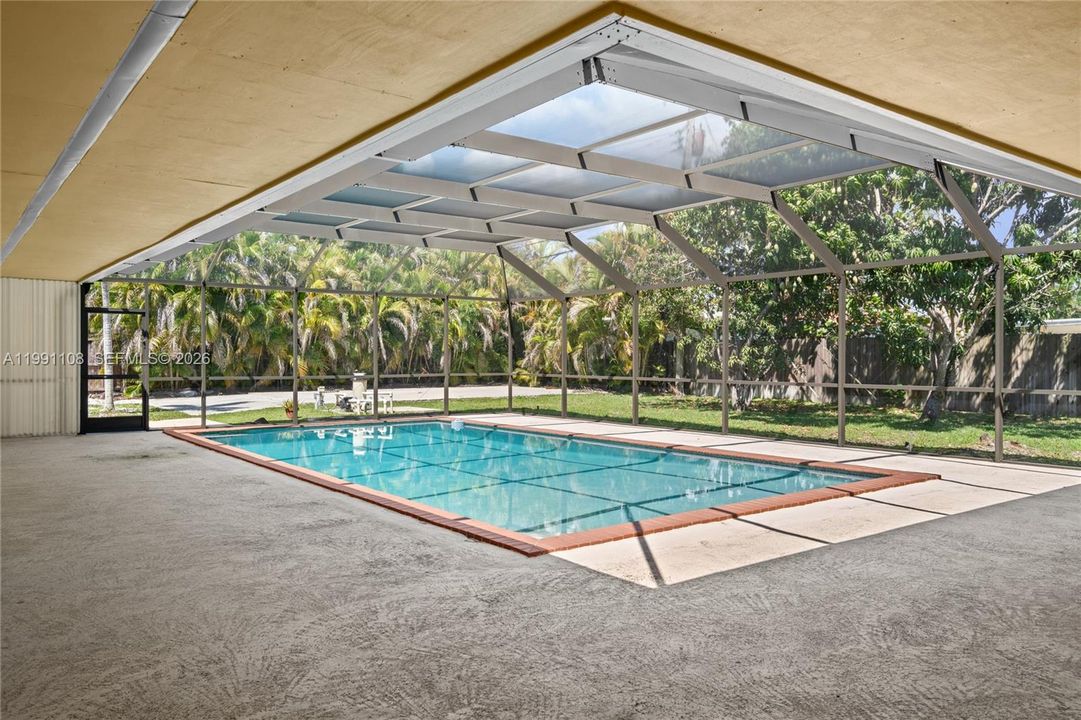 For Sale: $1,600,000 (3 beds, 2 baths, 2400 Square Feet)
