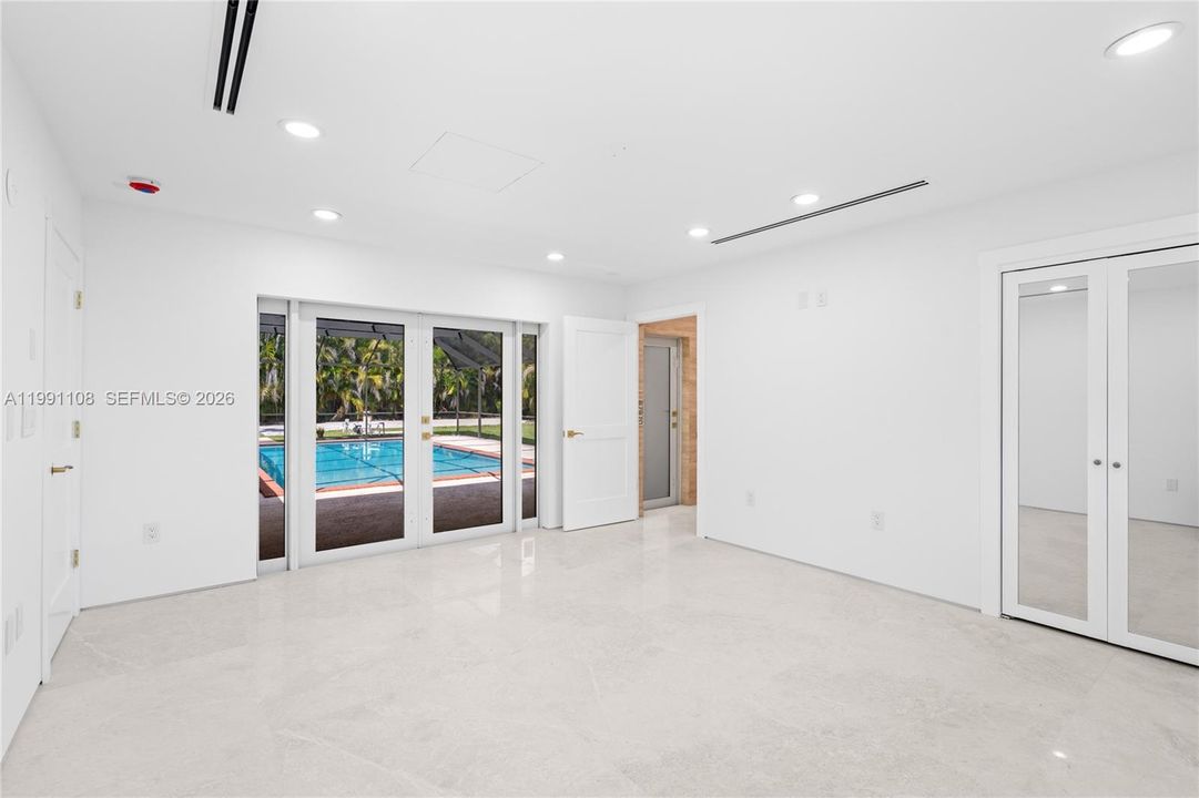 For Sale: $1,600,000 (3 beds, 2 baths, 2400 Square Feet)