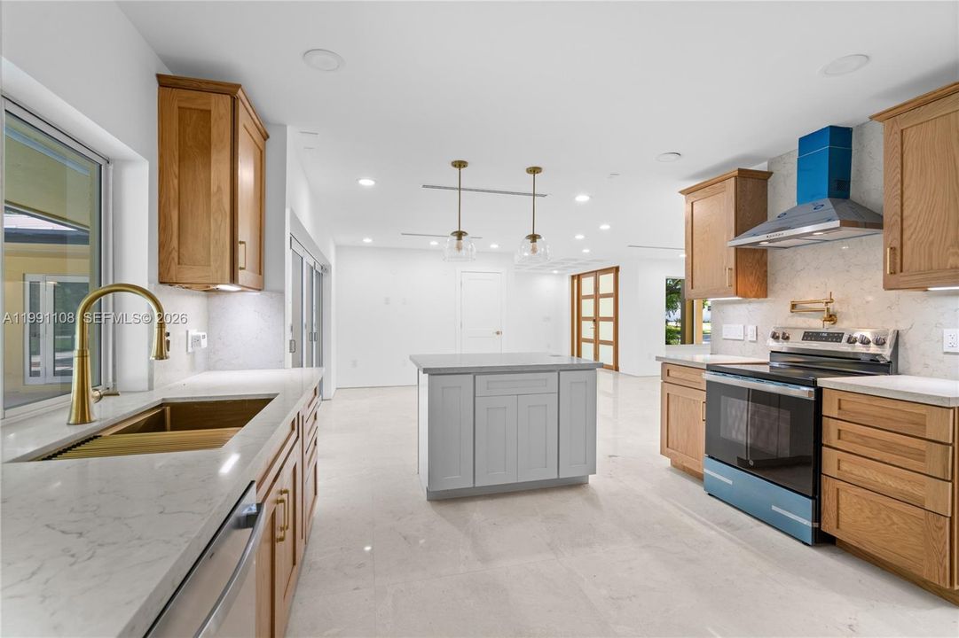For Sale: $1,600,000 (3 beds, 2 baths, 2400 Square Feet)