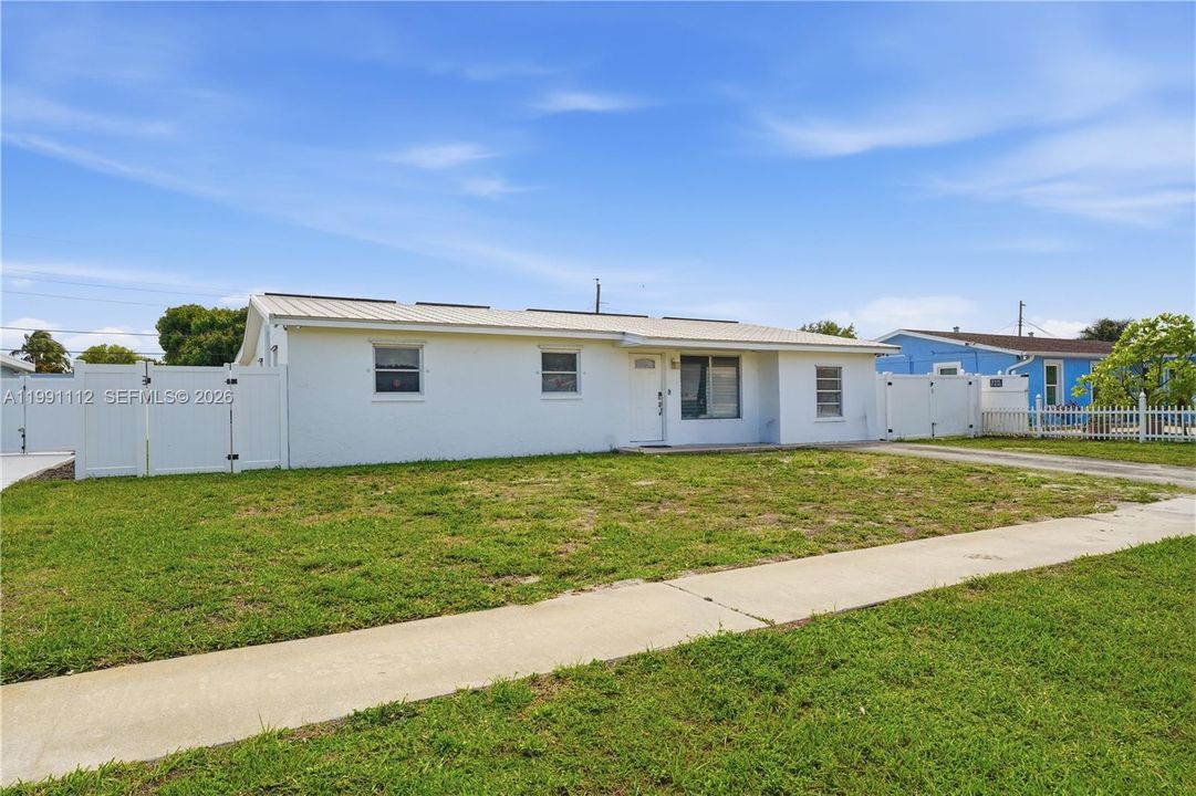 Vendido Recientemente: $465,000 (5 camas, 2 baños, 1933 Pies cuadrados)
