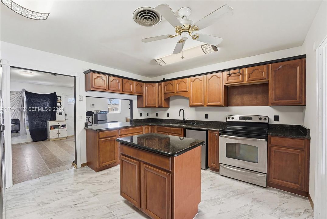 Vendido Recientemente: $465,000 (5 camas, 2 baños, 1933 Pies cuadrados)