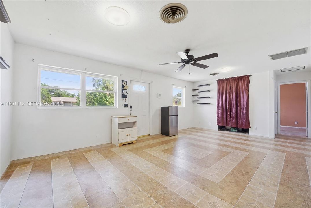Vendido Recientemente: $465,000 (5 camas, 2 baños, 1933 Pies cuadrados)
