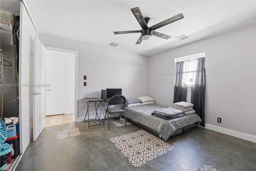 Vendido Recientemente: $465,000 (5 camas, 2 baños, 1933 Pies cuadrados)