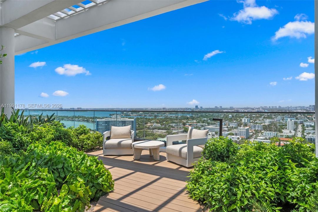 For Sale: $1,750,000 (2 beds, 2 baths, 884 Square Feet)