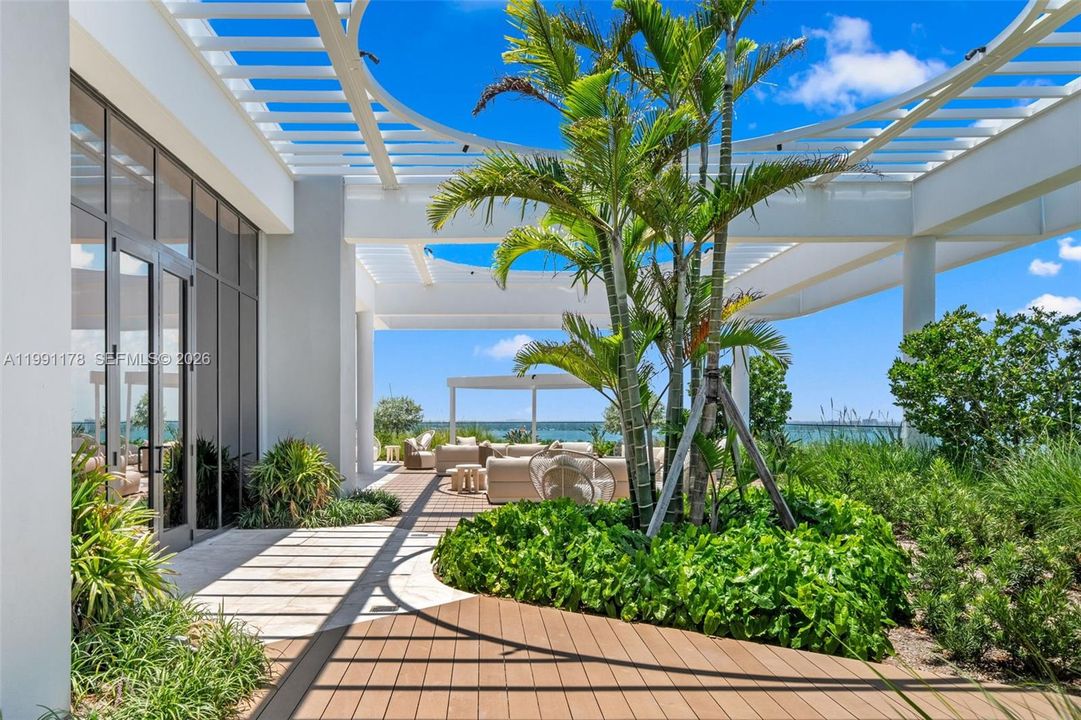 For Sale: $1,750,000 (2 beds, 2 baths, 884 Square Feet)