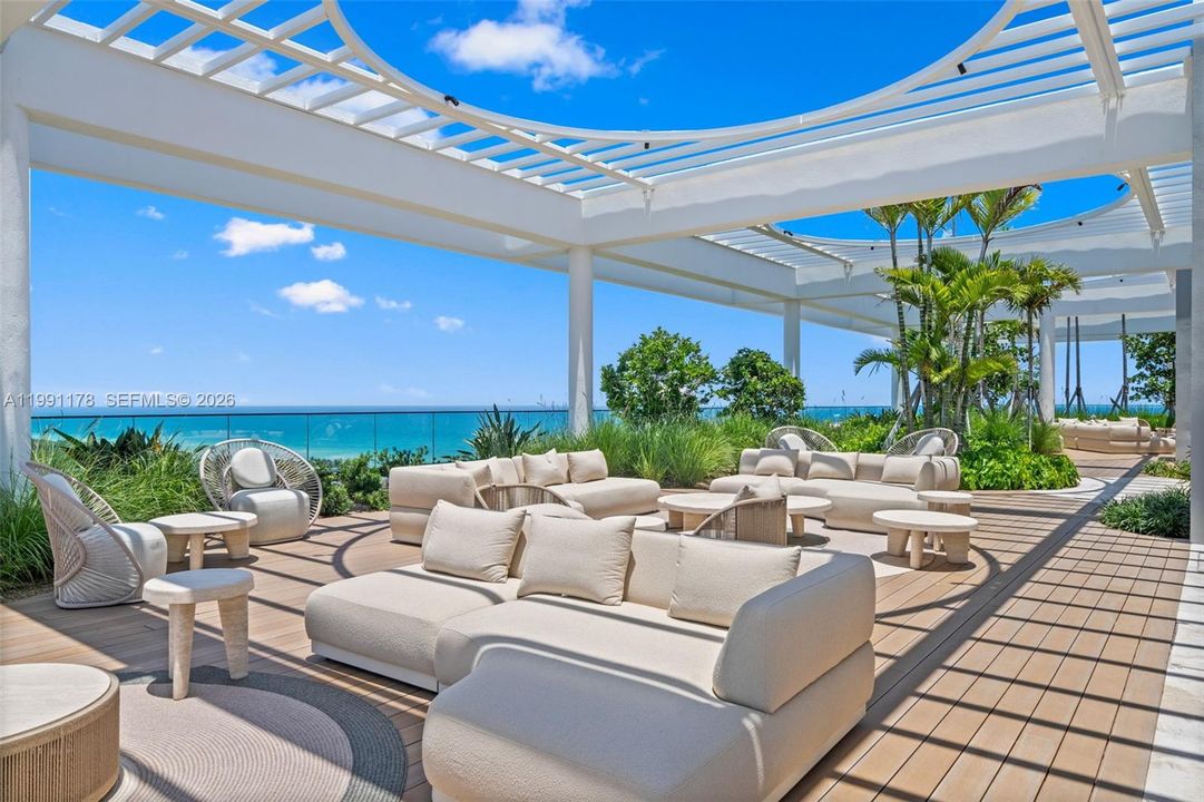 For Sale: $1,750,000 (2 beds, 2 baths, 884 Square Feet)