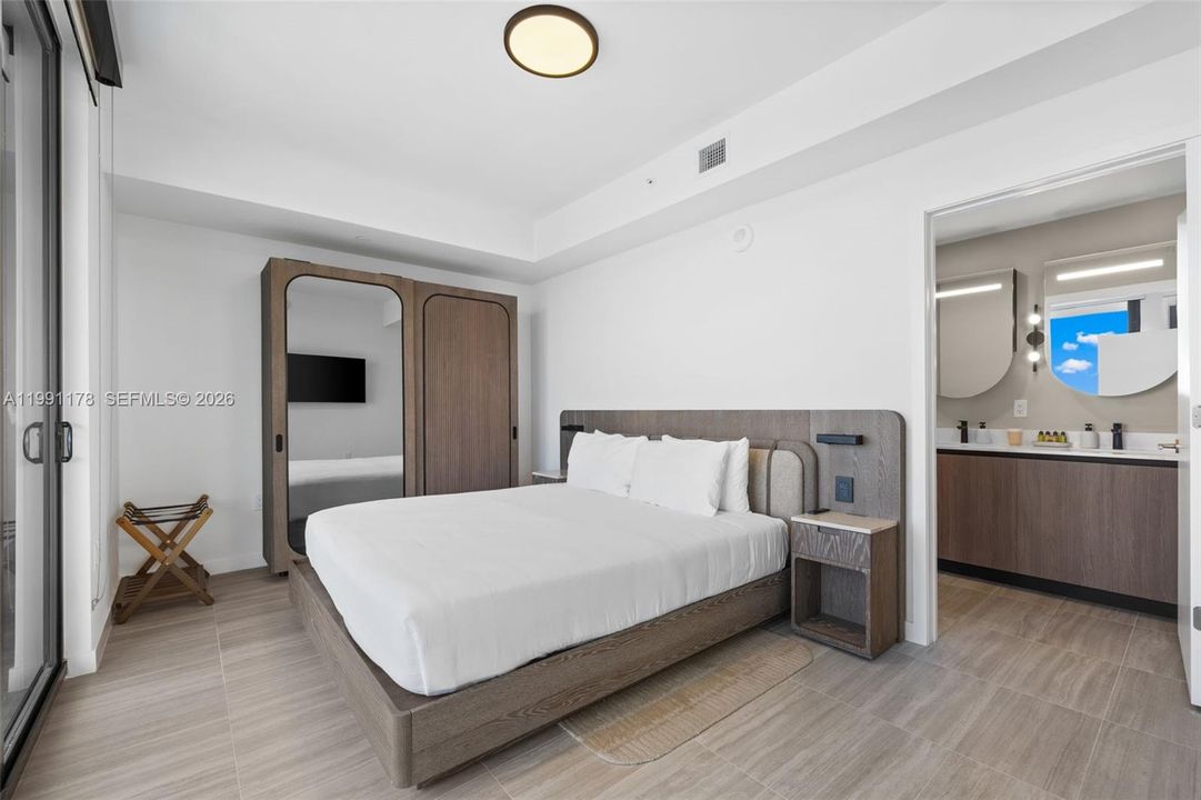 For Sale: $1,750,000 (2 beds, 2 baths, 884 Square Feet)
