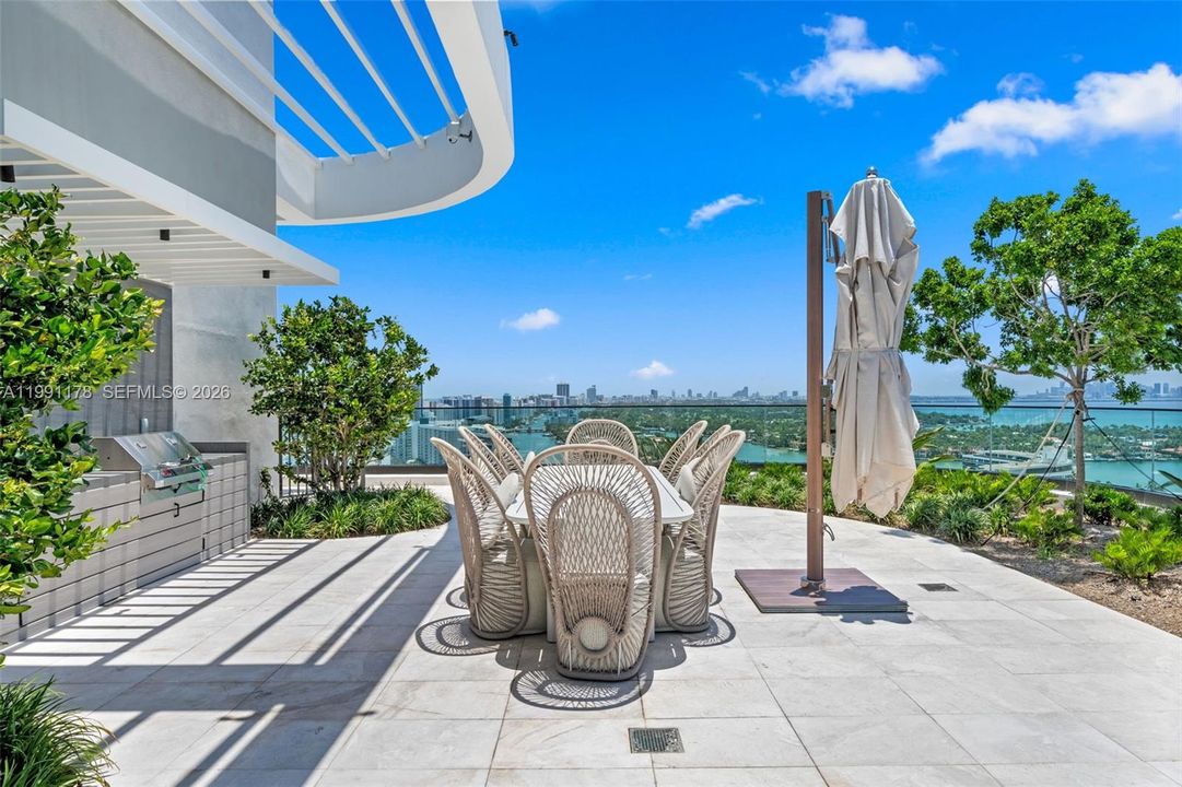 For Sale: $1,750,000 (2 beds, 2 baths, 884 Square Feet)