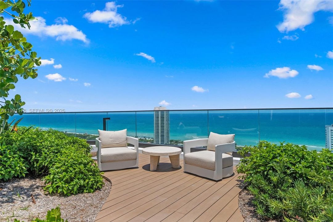 For Sale: $1,750,000 (2 beds, 2 baths, 884 Square Feet)