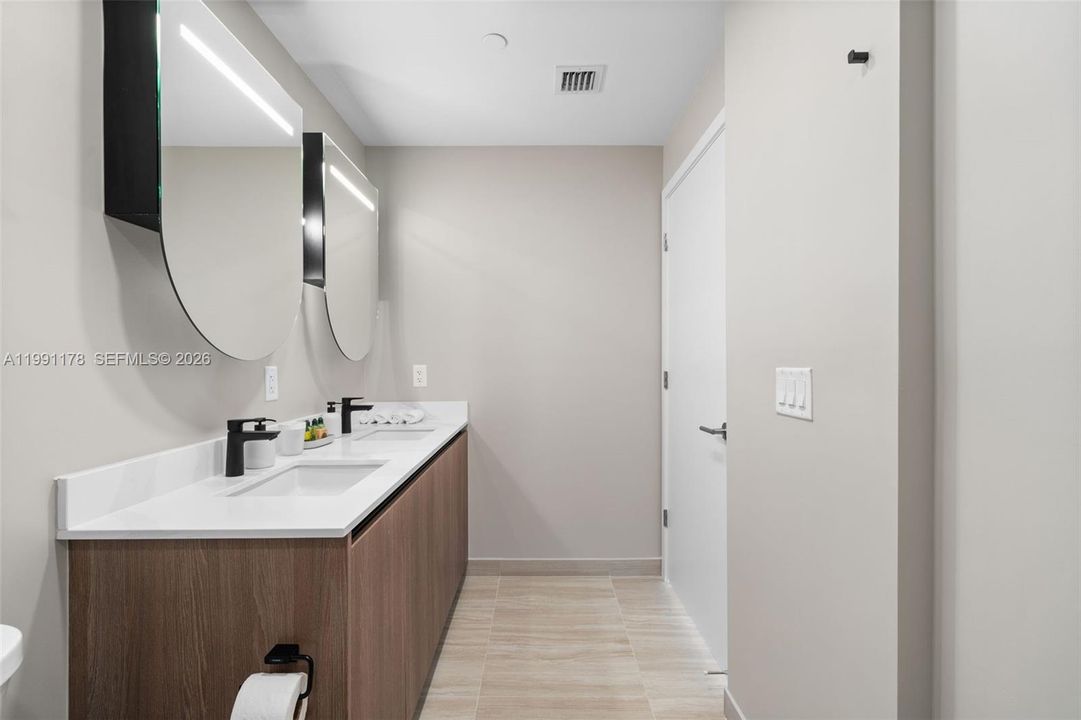 For Sale: $1,750,000 (2 beds, 2 baths, 884 Square Feet)