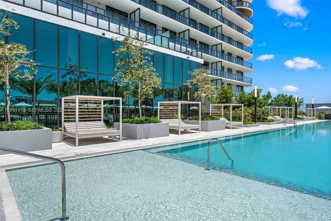 For Sale: $1,750,000 (2 beds, 2 baths, 884 Square Feet)