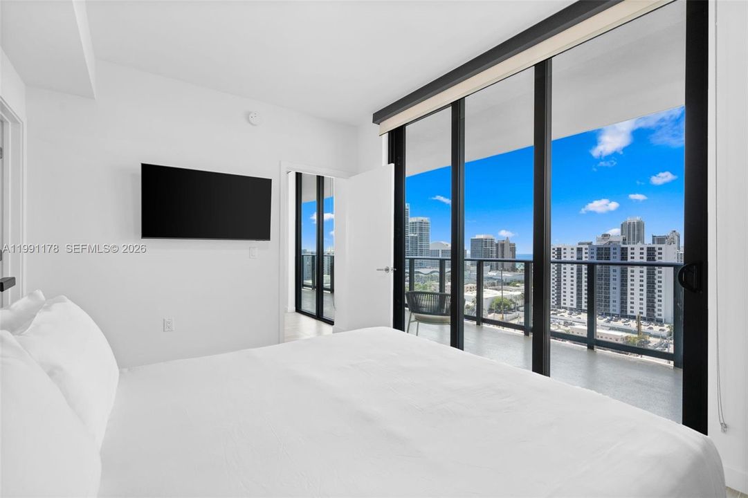 For Sale: $1,750,000 (2 beds, 2 baths, 884 Square Feet)