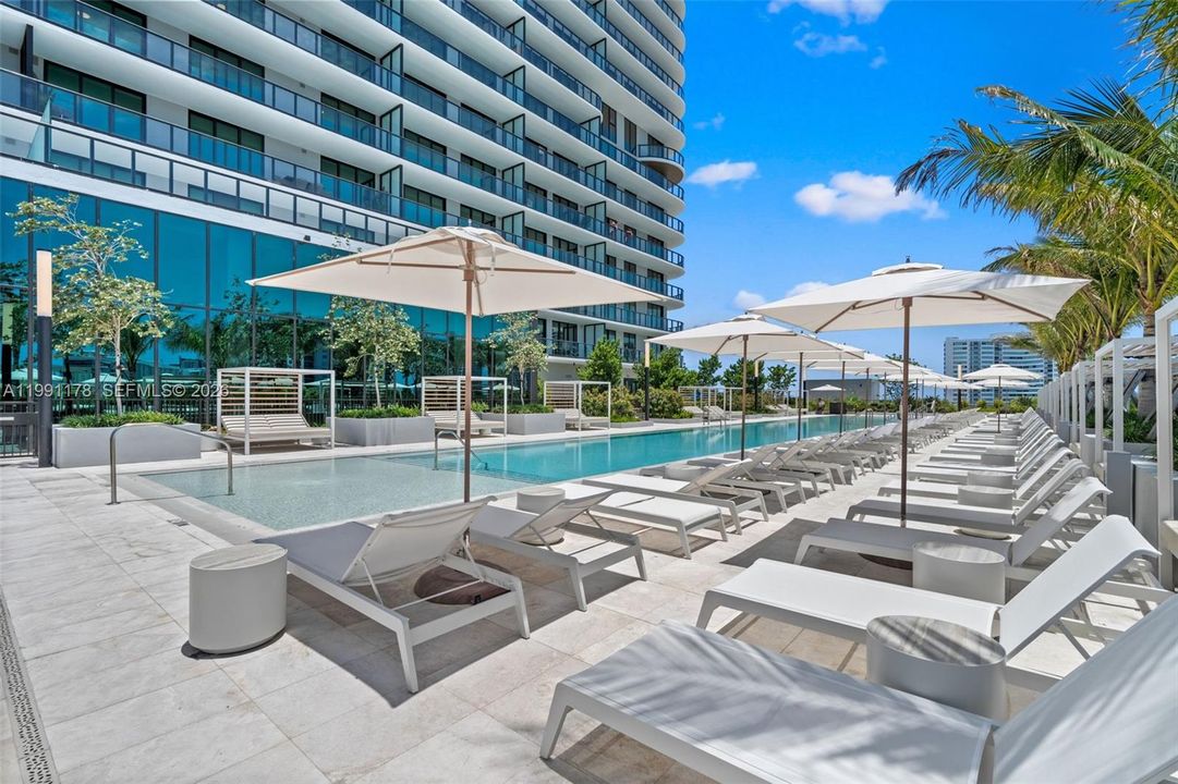 For Sale: $1,750,000 (2 beds, 2 baths, 884 Square Feet)