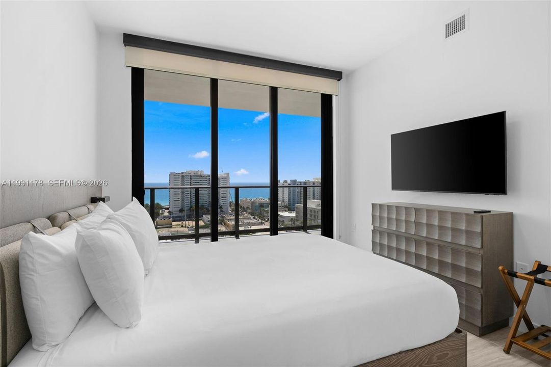 For Sale: $1,750,000 (2 beds, 2 baths, 884 Square Feet)