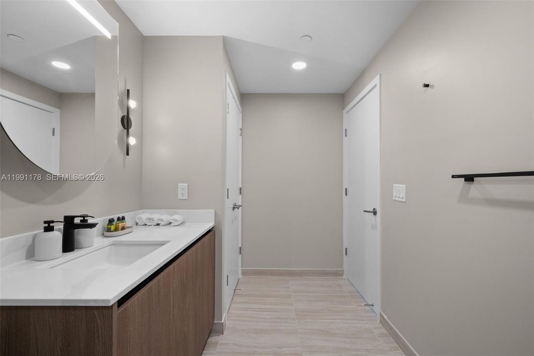 For Sale: $1,750,000 (2 beds, 2 baths, 884 Square Feet)