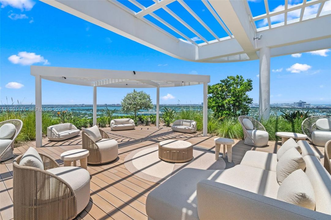 For Sale: $1,750,000 (2 beds, 2 baths, 884 Square Feet)